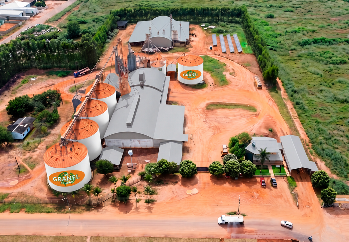 Vista aérea da unidade de recebimento da GG Granel Cereais com silos próprios e área de expansão